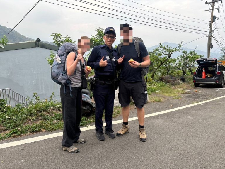 英國情侶誤闖苗栗山區徒步　警即時協助安全送達民宿