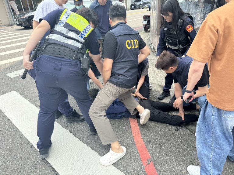 苗栗竹南光天化日揮刀追逐！男子涉恐嚇危害安全罪移送