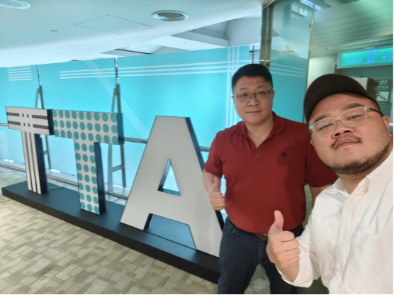 交流凝聚力量、傳承延續價值—中原大學台北校友會張意良理事長(左)與黃柏隆(右)攜手同行，見證校友情誼與世代連結的溫暖時刻