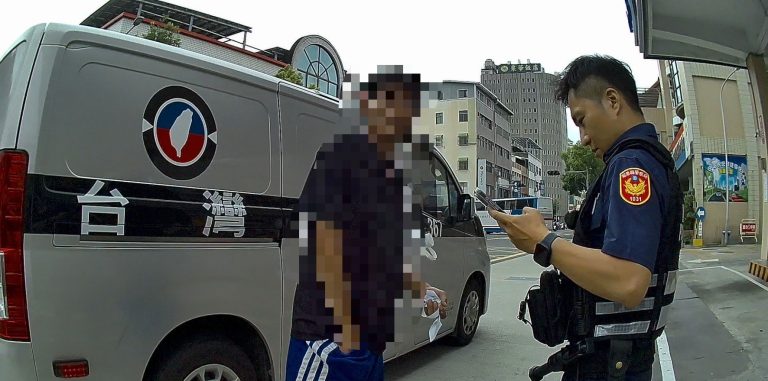 苗栗驚見持刀男子徘徊超商前 警方迅速到場管束送醫