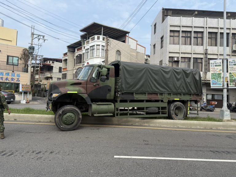 軍車偏離車道撞中央分隔島　苗栗警：無人受傷酒測為零