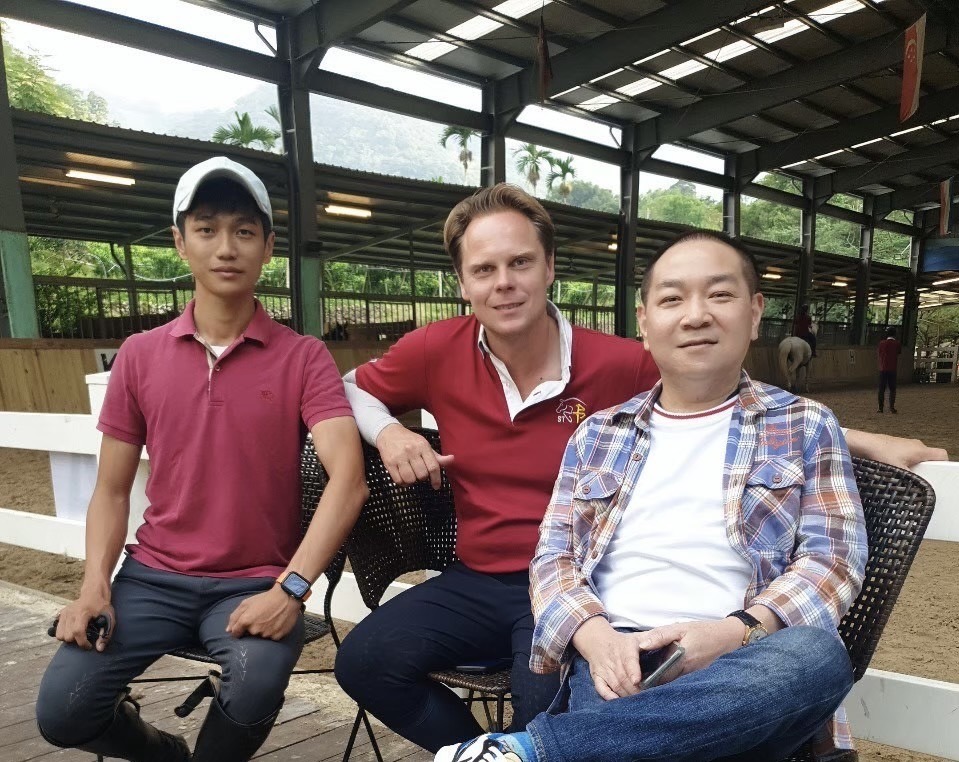 宏林跨媒體執行長程俊昇受邀展開了一場跨越萬里的馬術交流之旅。