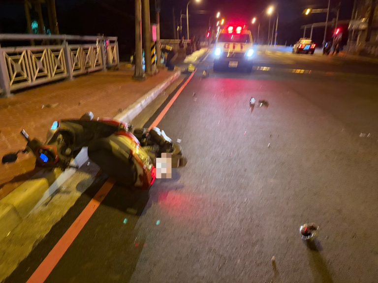苗栗深夜機車自撞電桿　49歲男重傷送醫搶救