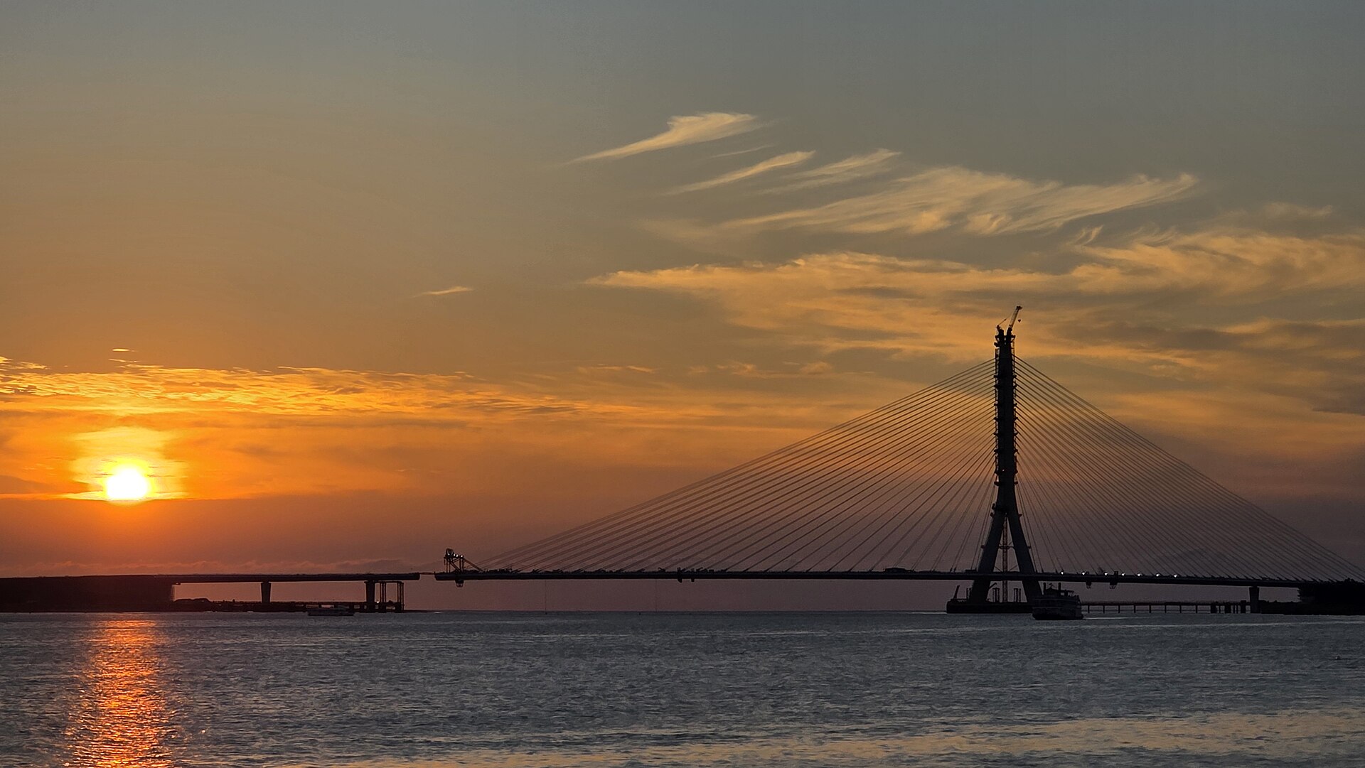 不只淡江大橋開通！碼頭邊竟藏著「海上守護者」？漁民口中的北海小英雄，靠引擎維修寫下淡水最暖故事。/圖片引用自：維基百科