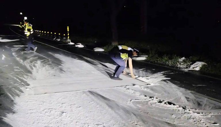 台9線變溜冰場！麵粉鋪滿道路　警方徒手清除驚險畫面