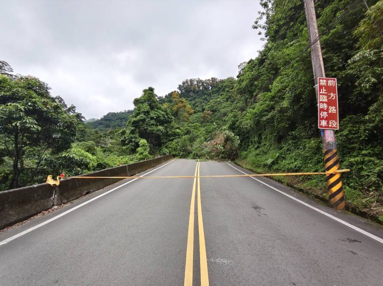 苗栗公館苗26線土石滑落　警方緊急封鎖疏導交通