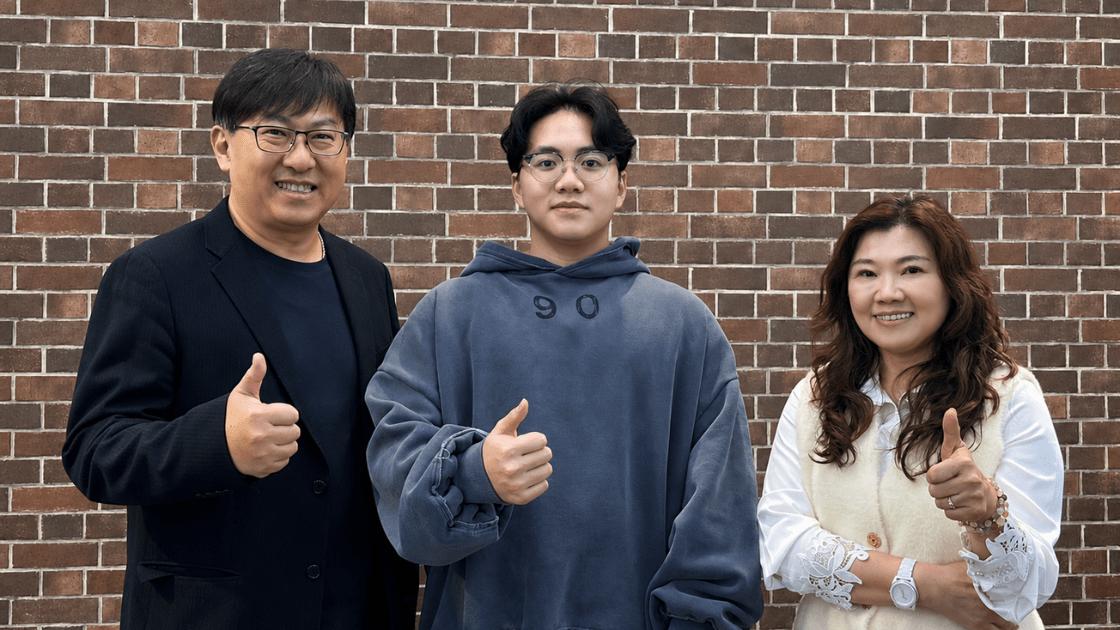 行銷人總編輯程品恆（中）與財務規劃師馮月林（左1）、王淑珍（右1）於拜訪時合影。