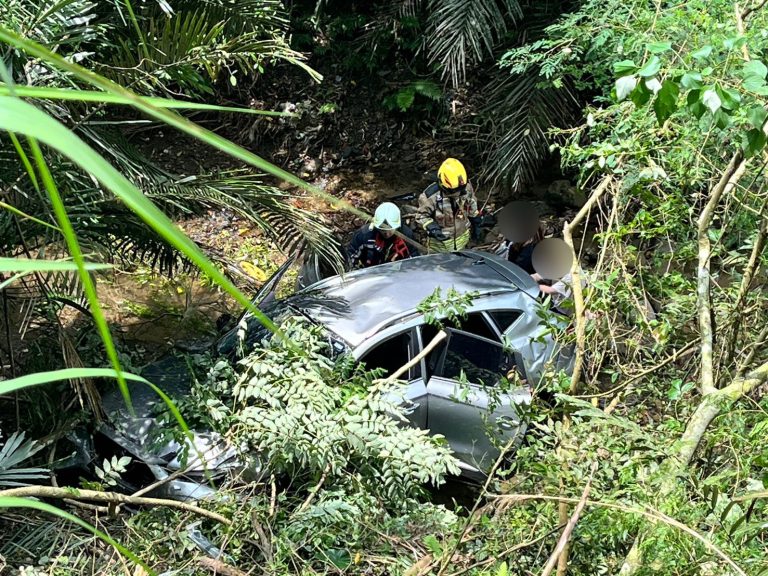 苗14線自小客車翻落山谷　竹南警籲山區道路減速慢行