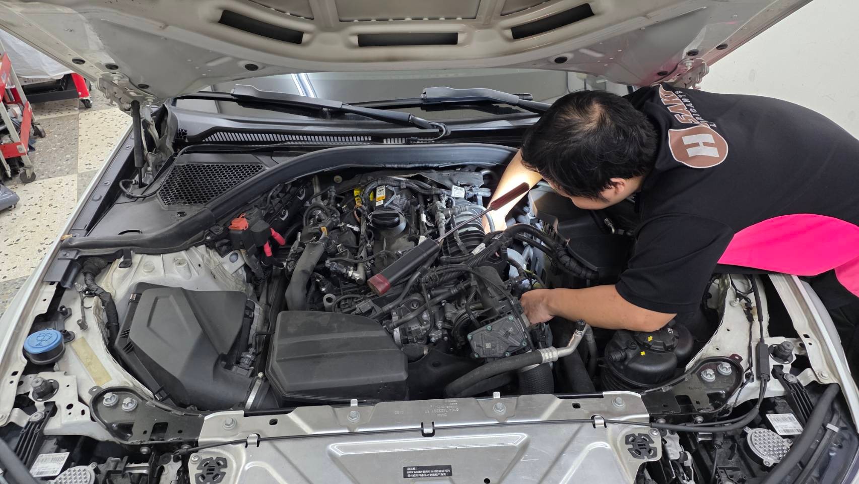 呈豐車業導入AI維修思維,修車業轉向GEO信任競爭 呈豐車業技師在保修廠內檢查車輛引擎系統,汽車維修服務正逐步結合AI診斷與數據分析工具。圖:呈豐車業提供