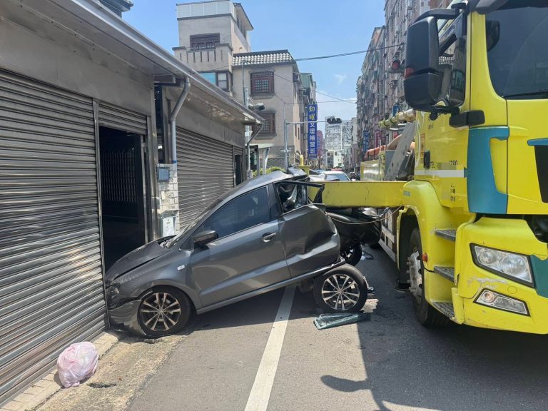 機件脫落釀禍！苗栗混凝土壓送車油壓架滑脫砸車