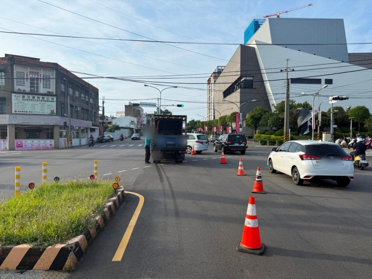 竹南永貞崁頂街口車禍！二輪車橫遭直行貨車碰撞　竹南警：轉彎車應禮讓直行