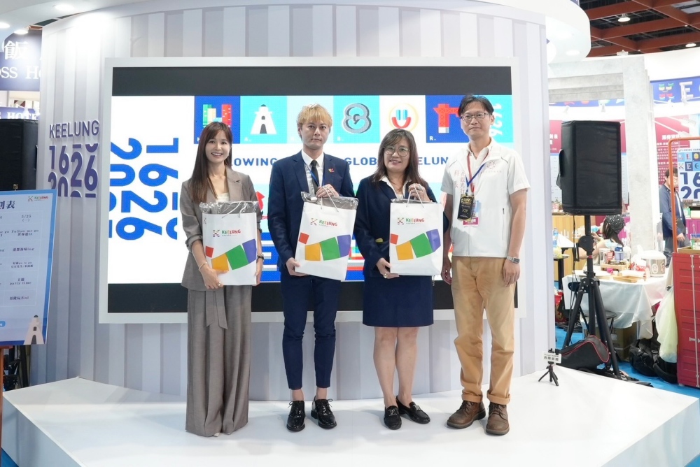 台北市旅行商業同業公會仲偉芝副理事長（右二）、蕭翔華監事（右三）、知名藝人吳怡霈（左一）到場爲基隆館讚聲。(圖/基隆市文化觀光局提供)