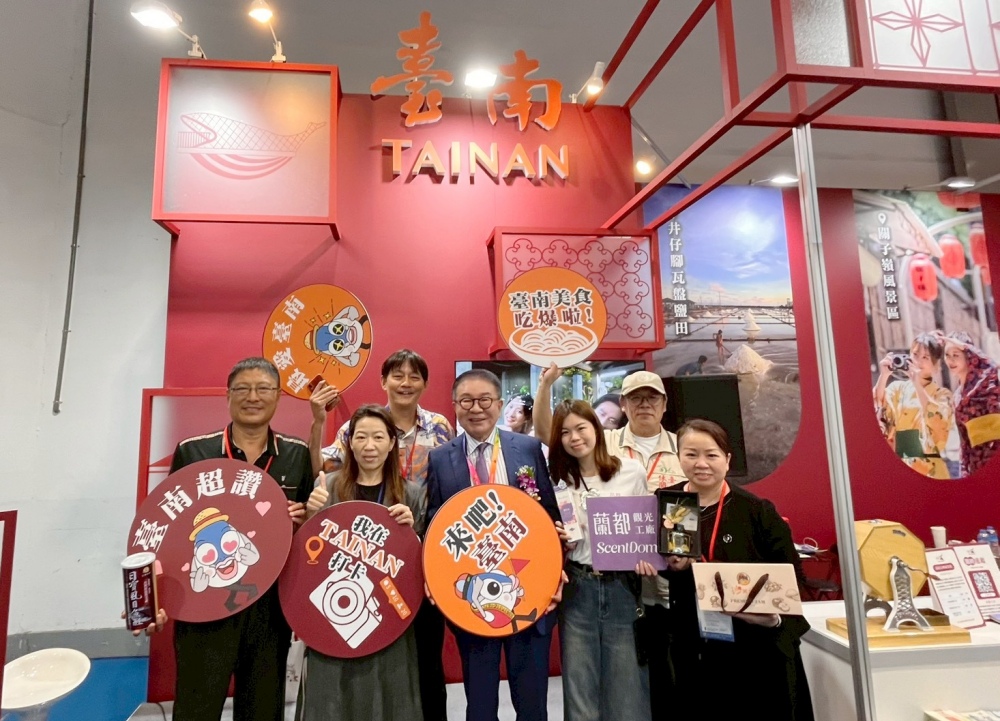 台北國際觀光博覽會「臺南館」開幕,長官貴賓及參展業者合影 。(圖/臺南市政府觀光旅遊局)