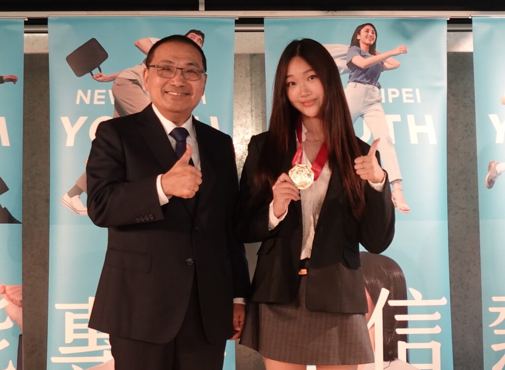 撿拾煙蒂、藝術陪伴自閉兒 「台新青少年志工菁英獎」21名新北青少年志工受肯定 12 %E5%B8%82%E9%95%B7%E9%A0%92%E8%B4%88%E7%AC%AC26%E5%B1%86%E5%8F%B0%E6%96%B0%E9%9D%92%E5%B0%91%E5%B9%B4%E5%BF%97%E5%B7%A5%E8%8F%81%E8%8B%B1%E7%8D%8E%E5%85%A8%E5%9C%8B%E8%8F%81%E8%8B%B1%E7%8D%8E%E4%BA%88%E4%BD%95%E5%93%81%E6%BD%94 1024x752 1