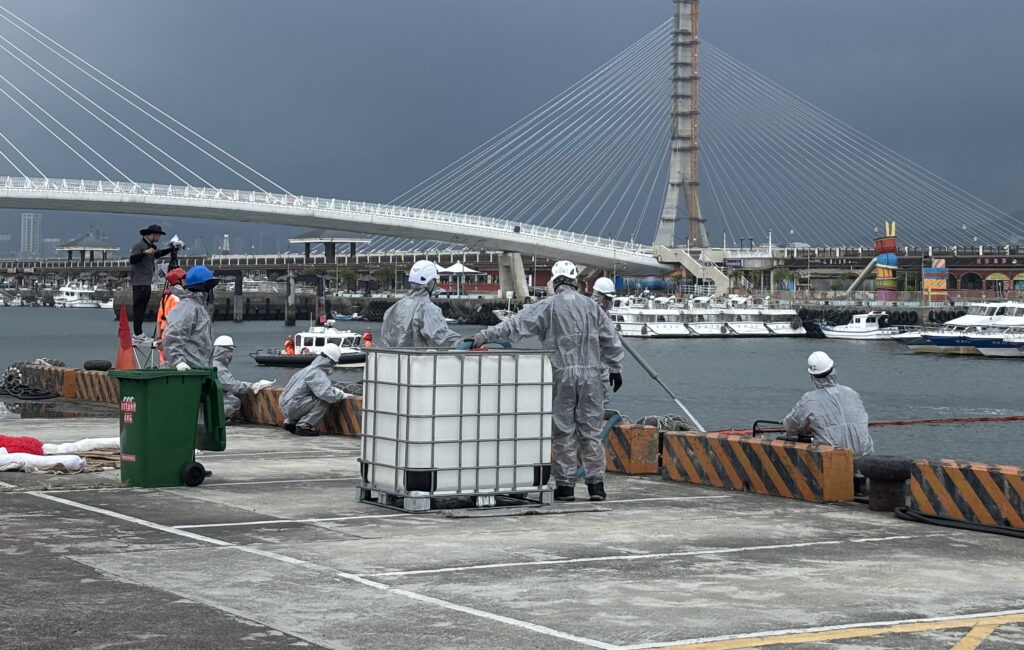 新北蟬聯全國「海洋環境管理考核」最高榮譽 連2年榮獲特優 21 %E6%96%B0%E5%8C%97%E7%92%B0%E4%BF%9D%E5%B1%80%E8%B7%A8%E5%96%AE%E4%BD%8D%E9%80%B2%E8%A1%8C%E6%B5%B7%E6%B4%8B%E6%B1%A1%E6%9F%93%E6%87%89%E8%AE%8A%E6%BC%94%E7%B7%B4 1024x650 1