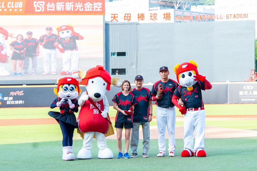 台新新光金攜手職棒味全龍舉辦主題周活動 董座吳東亮到場表支持 15 20260601005