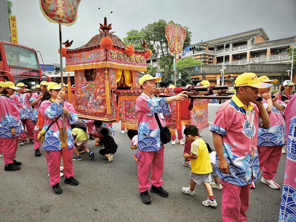 2026金山二媽回娘家 千人祈福行腳美食飄香文化傳承不間斷 11 04%E5%B9%BC%E5%85%92%E5%9C%92%E5%B0%8F%E6%9C%8B%E5%8F%8B%E9%AB%94%E9%A9%97%E9%91%BD%E8%BD%8E%E8%85%B3%E7%A5%88%E6%B1%82%E5%AA%BD%E7%A5%96%E5%BA%87%E4%BD%91 1024x768 1