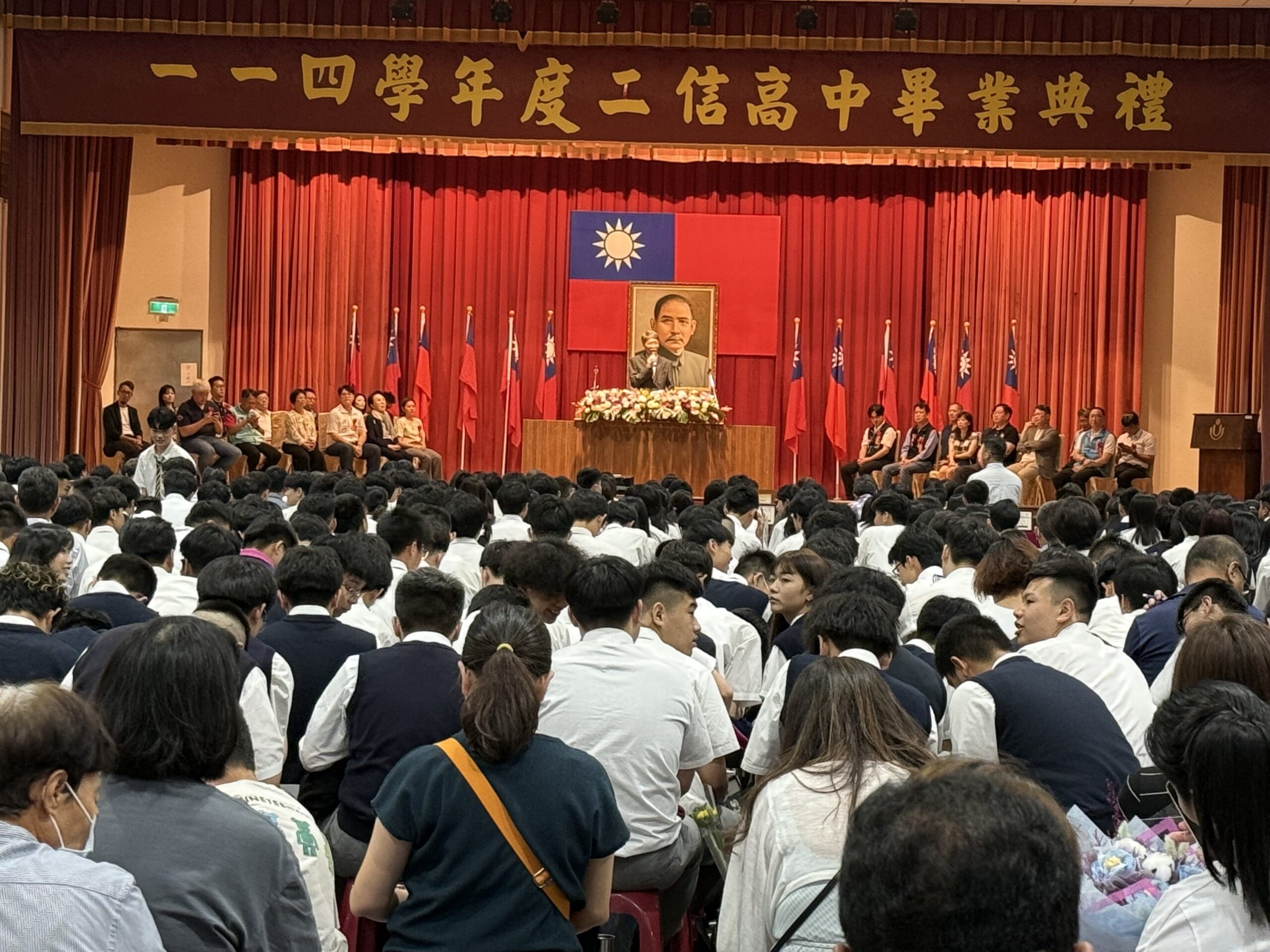 二信高中畢業典禮董事長勉勵畢業生成為有溫度關懷社會的好人 2 88FD73A3 615D 4425 916F 7990DD2A33A5 scaled