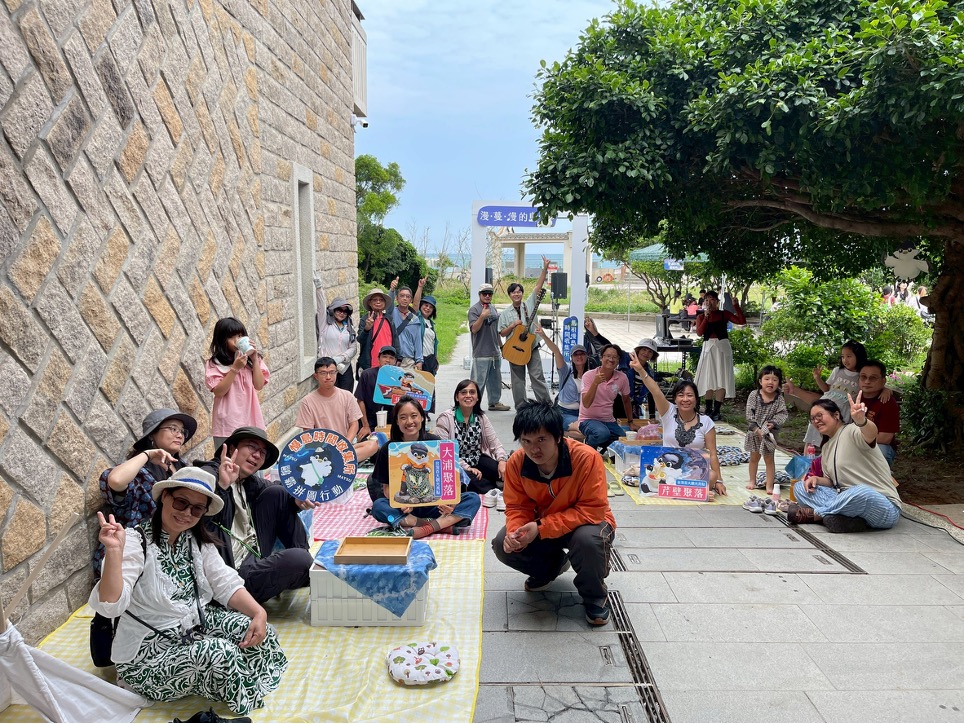 藍調時光市集串聯芹壁、坂里 慢語時光帶旅人聽海、手作、品味馬祖故事 5月30日坂里場次邀請歌手艾力演出,午後音樂搭配海風,營造專屬北竿的慢島氛圍。「圖/連江縣交通旅遊局提供」