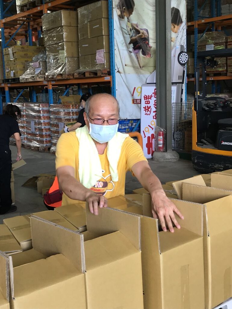 罹癌仍10度單車環台募愛 《大信的信心人生》感動問世 46 《圖說》邱大信到1919食物銀行八里倉庫幫忙整理食物箱 以寄送給弱勢案家。〈社會局提供〉