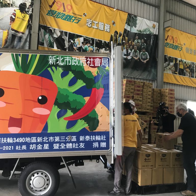 罹癌仍10度單車環台募愛 《大信的信心人生》感動問世 48 《圖說》新北市社會局與中華基督教救助協會合作 提供3輛惜食分享車全部投入惜食餘裕物資配送 將食材配送至老人、兒少共餐據點。〈社會局提供〉