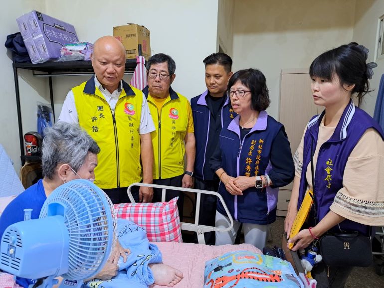 《圖說》圓融行善團團長許誥（左起）、監察人吳叁寶、社工科長劉彥伯、社會局副局長許秀能和 板橋第二社福中心主任陳玟伶等一起探視關心臥病在床的曹婦。〈社會局提供〉