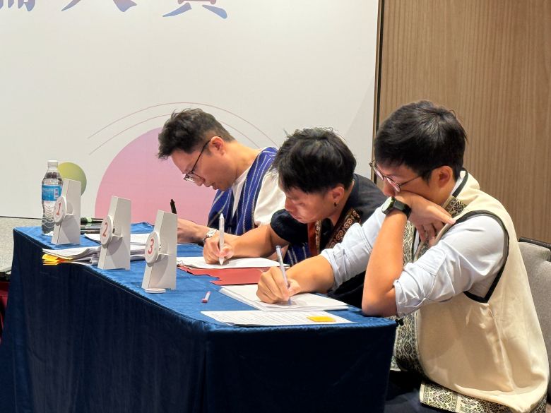 《圖說》參賽青年專注聆聽，預備接棒辯論攻防。〈原民局提供〉