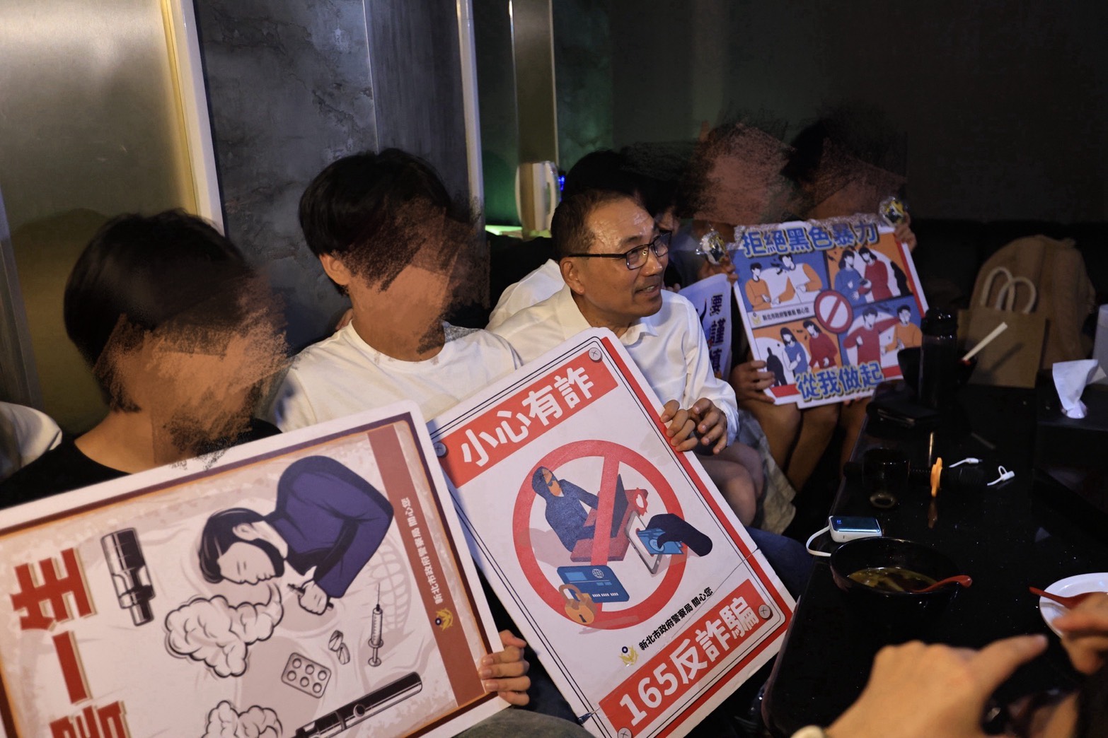 《圖說》市長侯友宜向青少年（高中生）進行反詐及反毒宣導。〈新北市警局提供〉