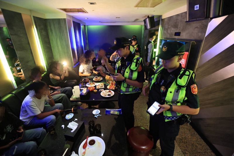 《圖說》新北市警察局警力執行115年「青春專案」首日稽查臨檢勤務。〈新北市警局提供〉