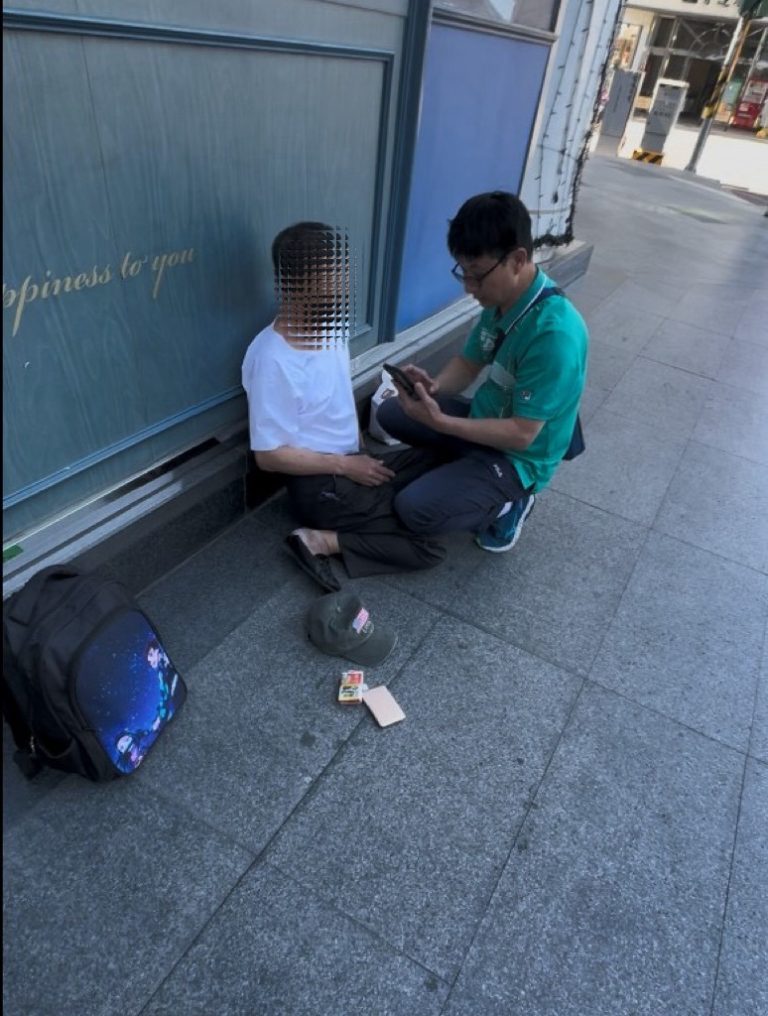 台中警逮詐團ATM車手！鬼滅之刃背包成破案關鍵　成功攔阻贓款提領