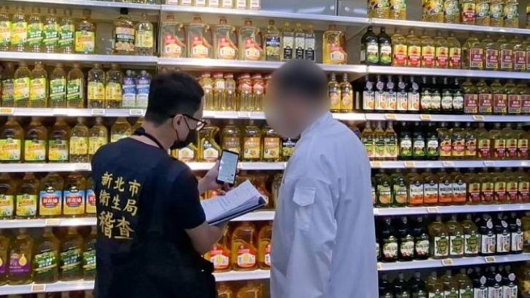 《圖說》新北市在食品藥物管理署公布須下架回收的產品品項及批號後，立即啟動跨局處專案稽查。〈衛生局提供〉