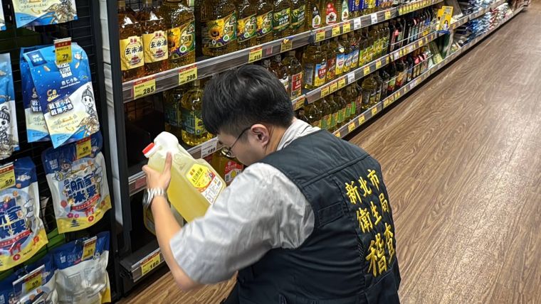 《圖說》衛生局截至今天下午4時，已查核轄內74家食品販售、製造及餐飲業者，均未發現問題批號產品。〈衛生局提供〉