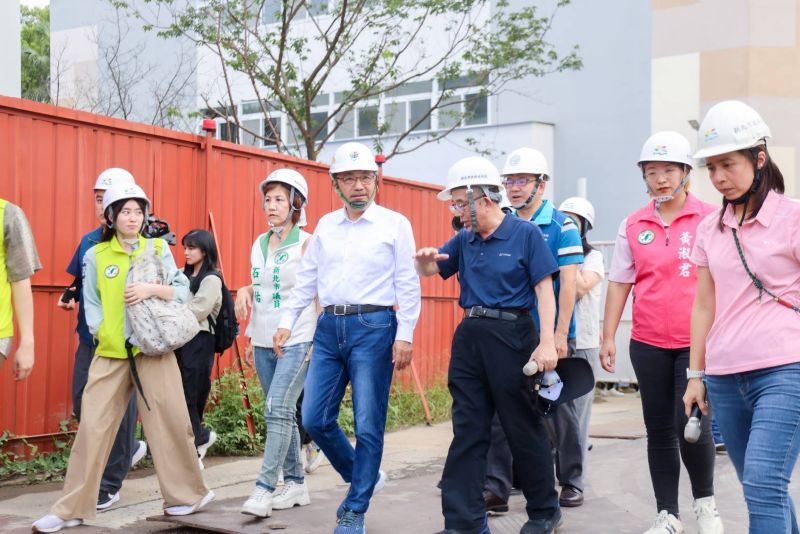 行動治理到板橋廣納建言 侯: 持續打造宜居幸福城市 28 《圖說》侯友宜市長實地視察華僑高中透水保水工程。〈民政局提供〉