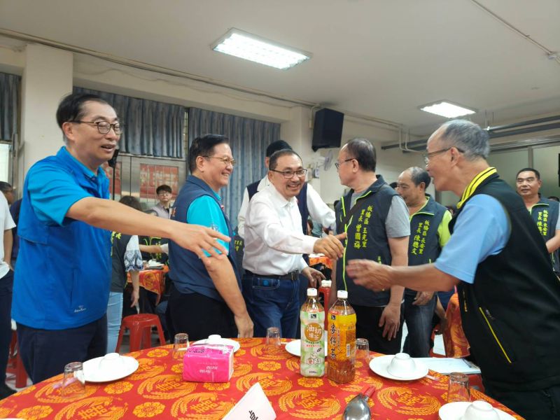 行動治理到板橋廣納建言 侯: 持續打造宜居幸福城市 32 《圖說》侯友宜市長感謝里長們長期協助推動市政。〈民政局提供〉