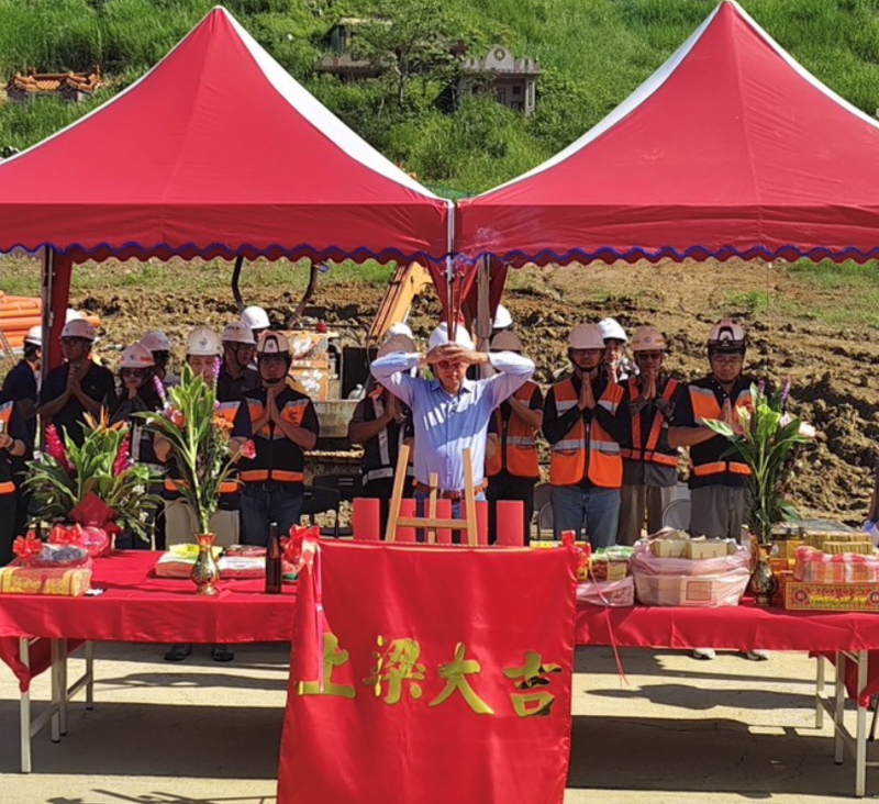 結合公園景觀打造追思新地標 鶯歌第二納骨塔上梁 39 《圖說》殯葬處長陳健民祈求後續工程施工順利、如期完工。〈民政局提供〉