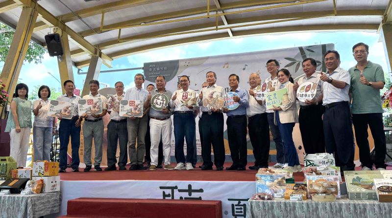 新北綠竹筍全國評鑑奪10獎 雙料冠軍4連霸 7 《圖說》市長侯友宜今日出席「115年新北健康三寶-綠竹筍頒獎典禮暨展售會」頒贈賀匾與獎座,肯定獲獎筍農精益求精的栽培技術,為新北農產再創耀眼佳績。〈農業局提供〉