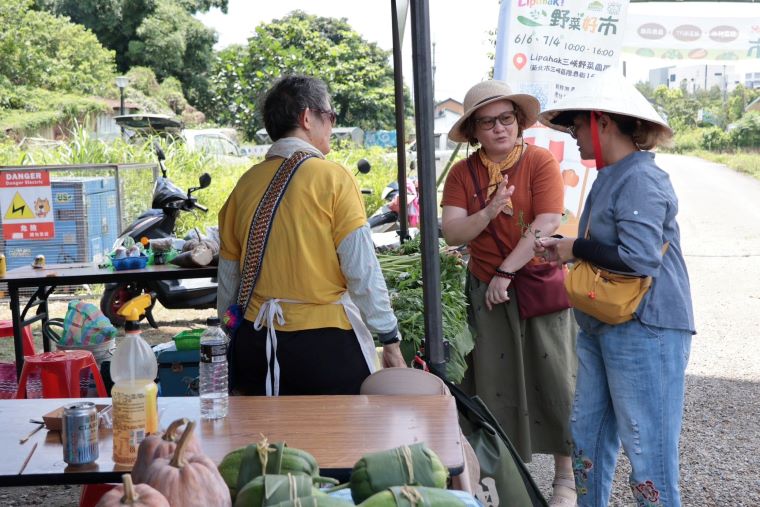 從土地到餐桌 三峽Lipahak市集傳承部落生活智慧 72 《圖說》市民選購族人農友種植的新鮮野菜。〈原民局提供〉