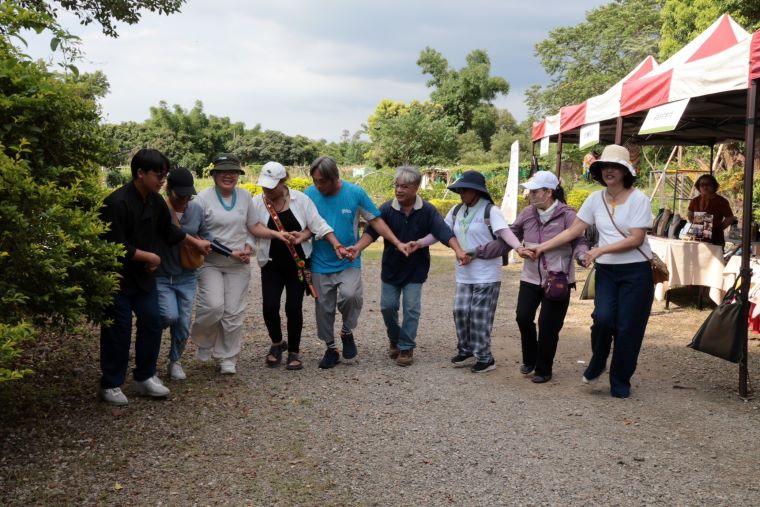 從土地到餐桌 三峽Lipahak市集傳承部落生活智慧 77 《圖說》民眾跟著農園Ina牽手圍舞,把豐收喜悅一起跳起來。〈原民局提供〉
