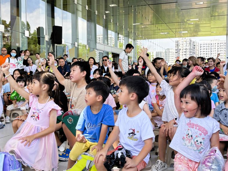童戲一夏FUN假囉! 新北桃園七區八場免費演出 64 《圖說》現場孩子們熱情加入互動與有獎徵答,場面熱鬧萬分。〈林口區公所提供〉
