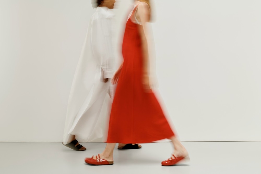 風格如芭蕾般流動:當 BIRKENSTOCK 與 Repetto 相遇 譜寫一場獨一無二的聯名篇章 10 20260706016
