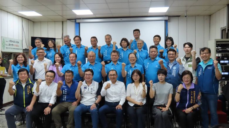 《圖說》侯友宜市長與地方仕紳及五股區里長們合影。〈民政局提供〉