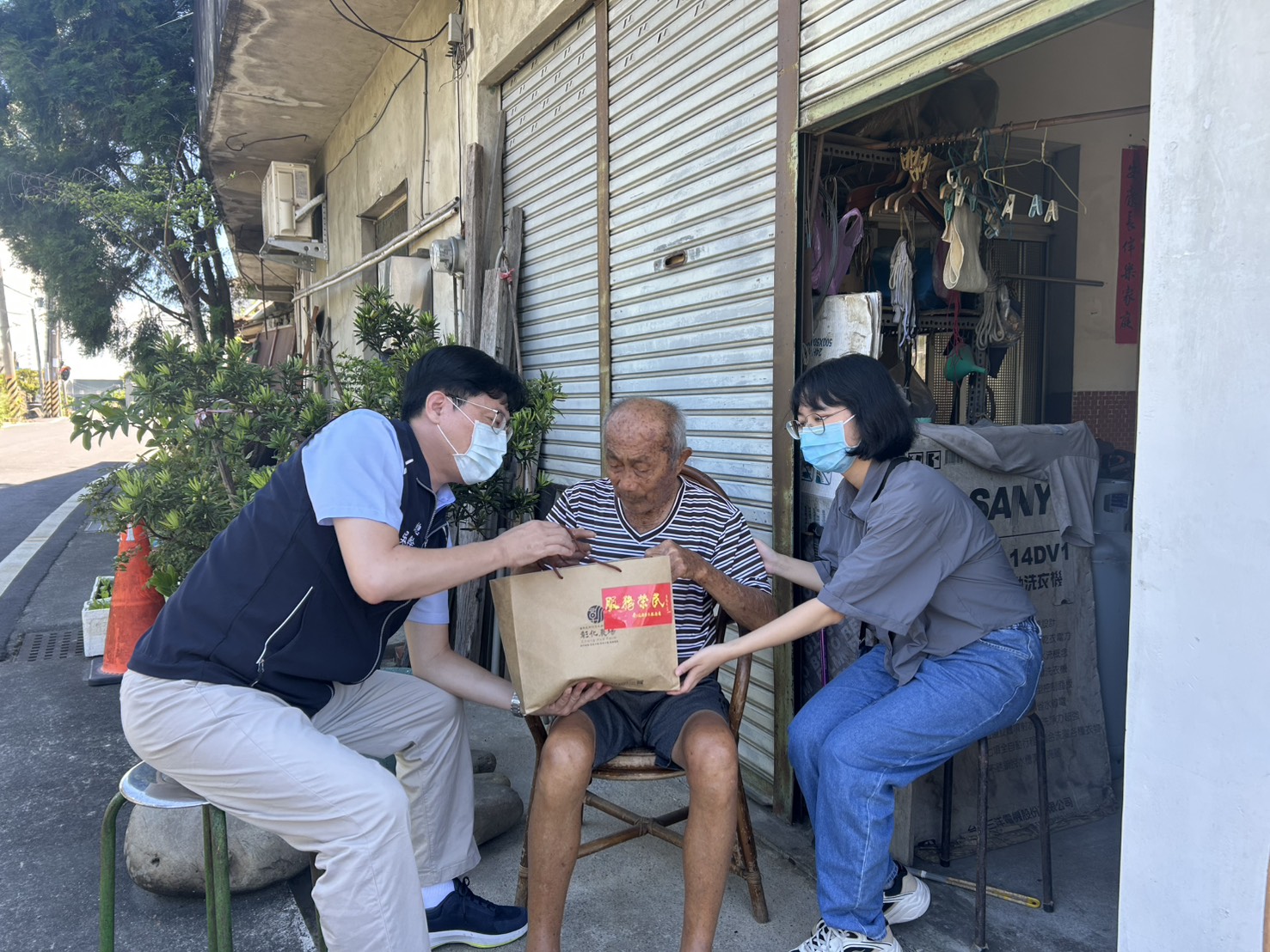 《圖說》南投縣榮服處總幹事吳瑞得(左)訪視榮民洪伯伯(中)。〈南投縣榮服處提供〉