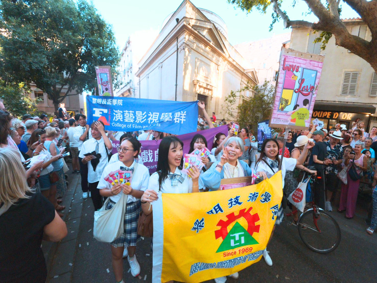 《圖說》黎明技術學院師生參加7月3日在外亞維儂藝術節盛大的遊行活動。〈黎明技術學院提供〉