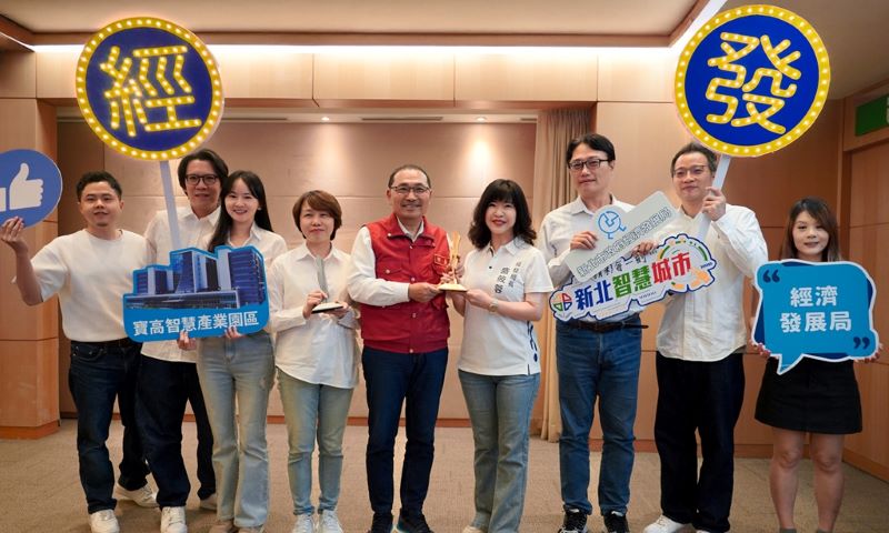 《圖說》經發局長盛筱蓉(右四)今日率領團隊，在市政會議上將這份榮耀獻給市長侯友宜，與市府團隊共享喜悅。〈經發局提供〉
