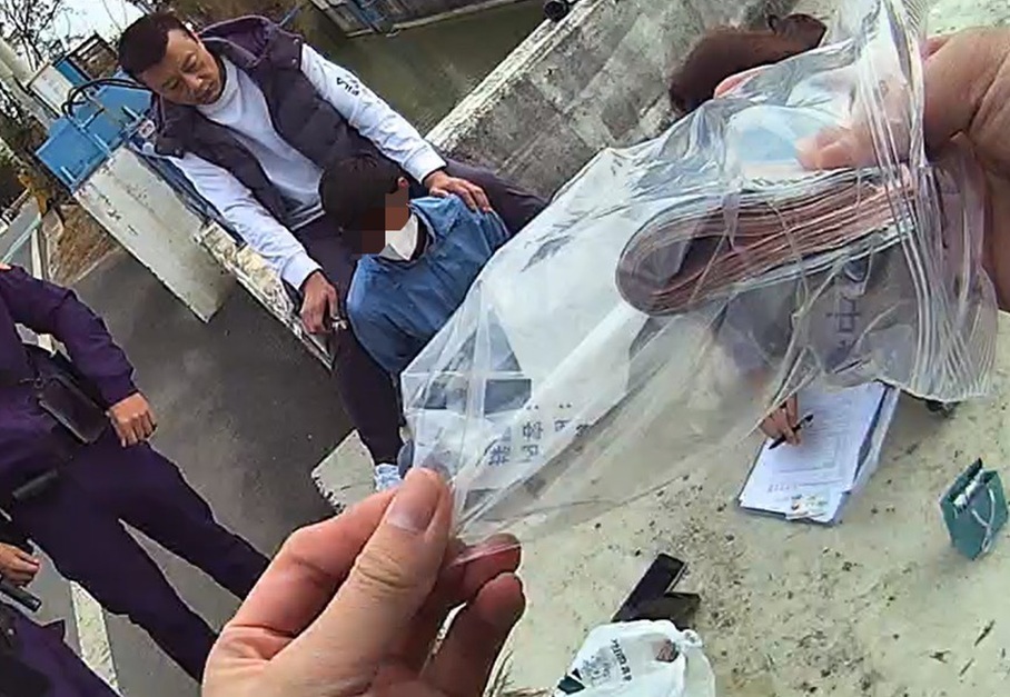 ▲圖說:中市刑大緝獲越南籍潘嫌詐團收簿手,起獲提款卡12張、取件包裝袋5個、手機及現金7000餘元等贓證物 (圖/台中市政府 提供)
