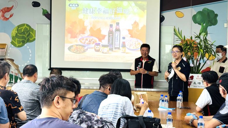 南投榮服處攜手企業參訪 協助退除役官兵規畫第二職涯 52 《圖說》副處長羅婷婷率領有就(轉)業需求的退除役官兵,透過深入企業第一線,了解職場環境、工作內容及人才需求,為未來職涯轉銜預作準備。〈南投榮服處提供〉