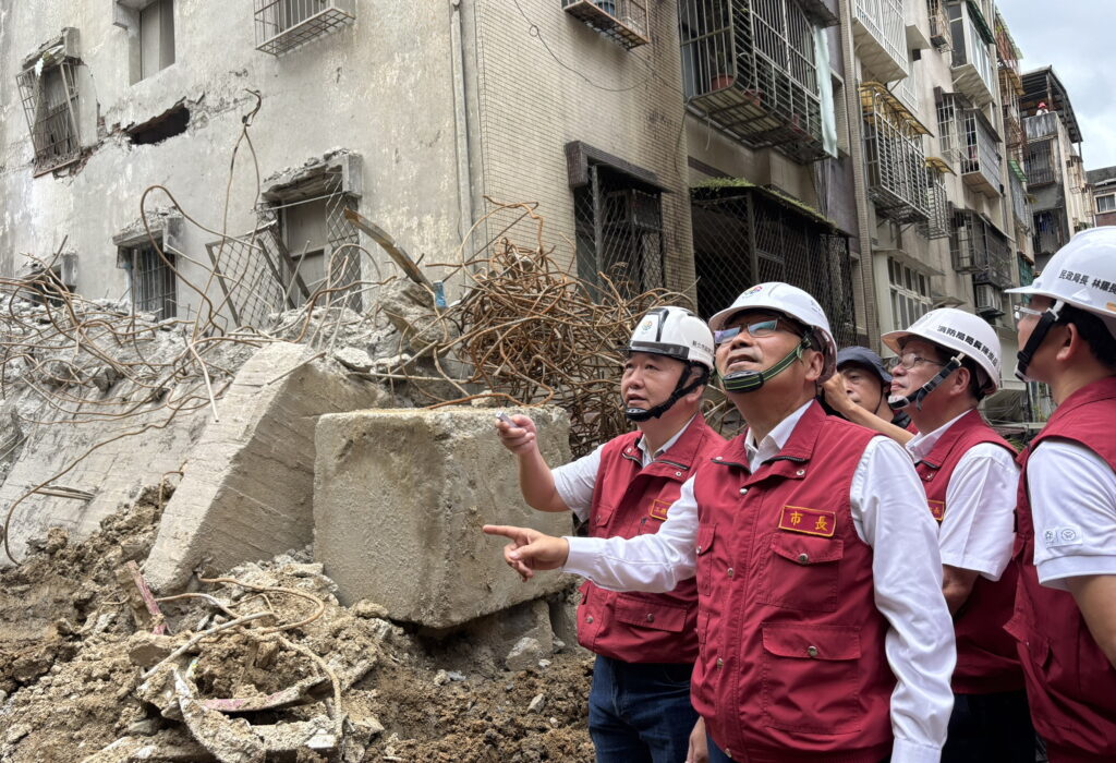 巴威颱風陸警發布 侯友宜視察新店社區邊坡搶災及烏來防颱整備 17 S 630833