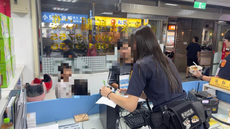 躲雨錯過媽媽約定地點 新莊警風雨中尋回走失姊妹 34 《圖說》派出所女警安撫小姊妹心情。〈新莊分局提供〉