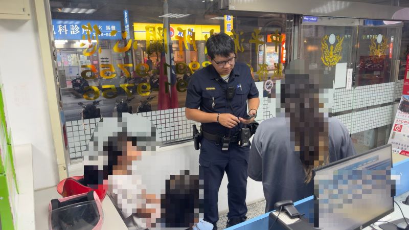 躲雨錯過媽媽約定地點 新莊警風雨中尋回走失姊妹 35 《圖說》小姊妹媽媽見到女兒平安,忍不住紅了眼眶,頻頻向員警道謝。〈新莊分局提供〉