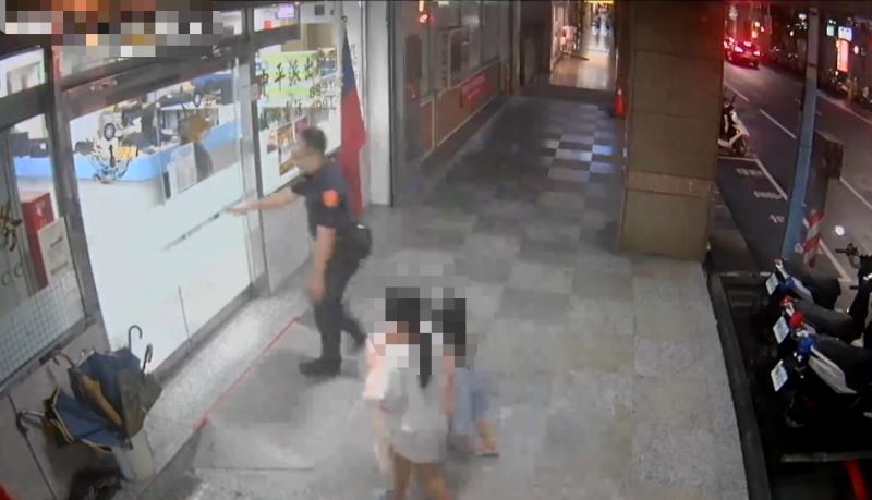 躲雨錯過媽媽約定地點 新莊警風雨中尋回走失姊妹 36 《圖說》員警將兩人載返派出所,通知母親前來接回。〈新莊分局提供〉